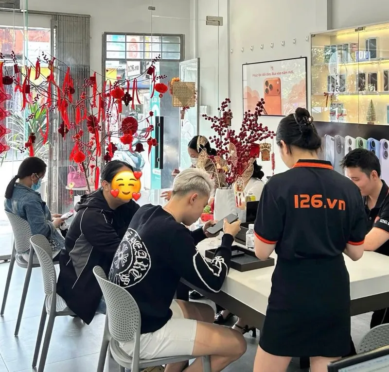 Nhân viên 126.vn tư vấn khách tại Vĩnh Long