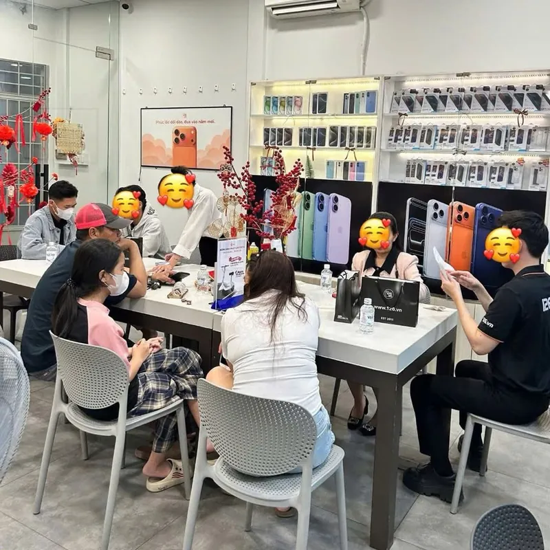Khách xem iPhone tại cửa hàng 126.vn Vĩnh Long