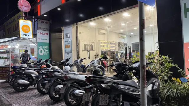 Cửa hàng 126 buổi tối, khách đang xem máy