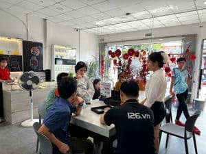 Khách nhận máy tại 126