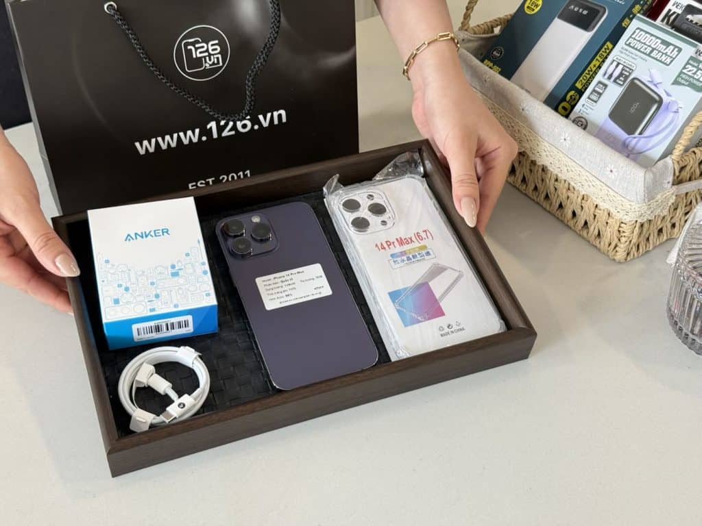Nhân viên 126.vn giao iPhone 14 Pro Max cũ cho khách kèm hộp và phụ kiện tại cửa hàng Vĩnh Long