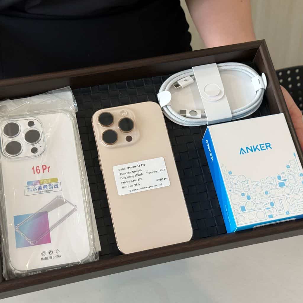 Nhân viên 126.vn giao iPhone 16 Pro cũ cho khách hàng tại cửa hàng Vĩnh Long