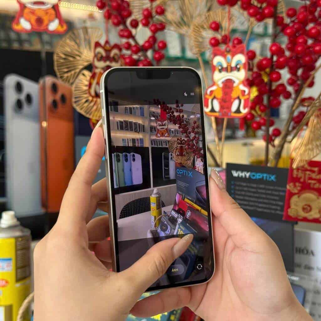 Khách kiểm tra iPhone 14 Plus cũ tại cửa hàng 126.vn Vĩnh Long