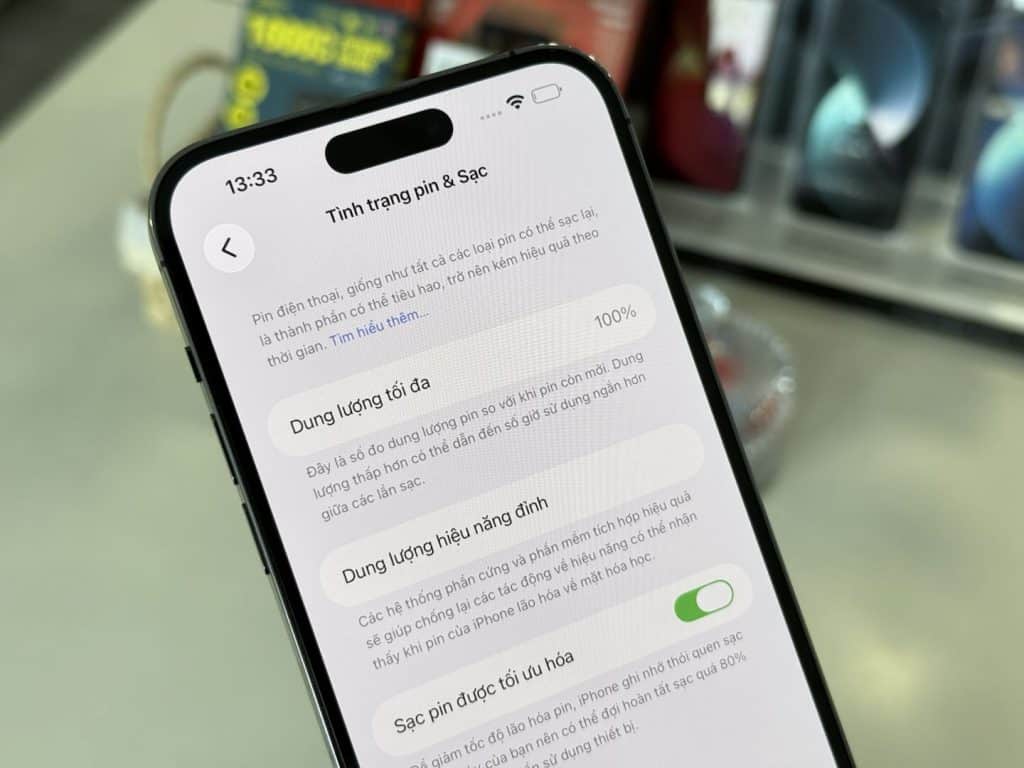 Screenshot màn hình Tình trạng pin trên iPhone 14 Pro Max hiển thị phần trăm và số chu kỳ sạc