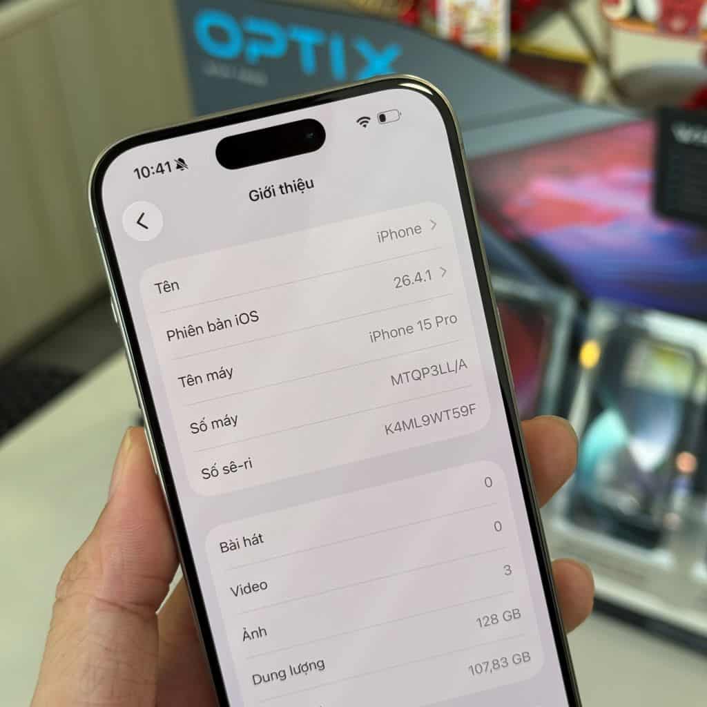 Màn hình Cài đặt → Giới thiệu hiển thị mã phiên bản và số sê-ri iPhone 15 Pro cũ tại 126.vn