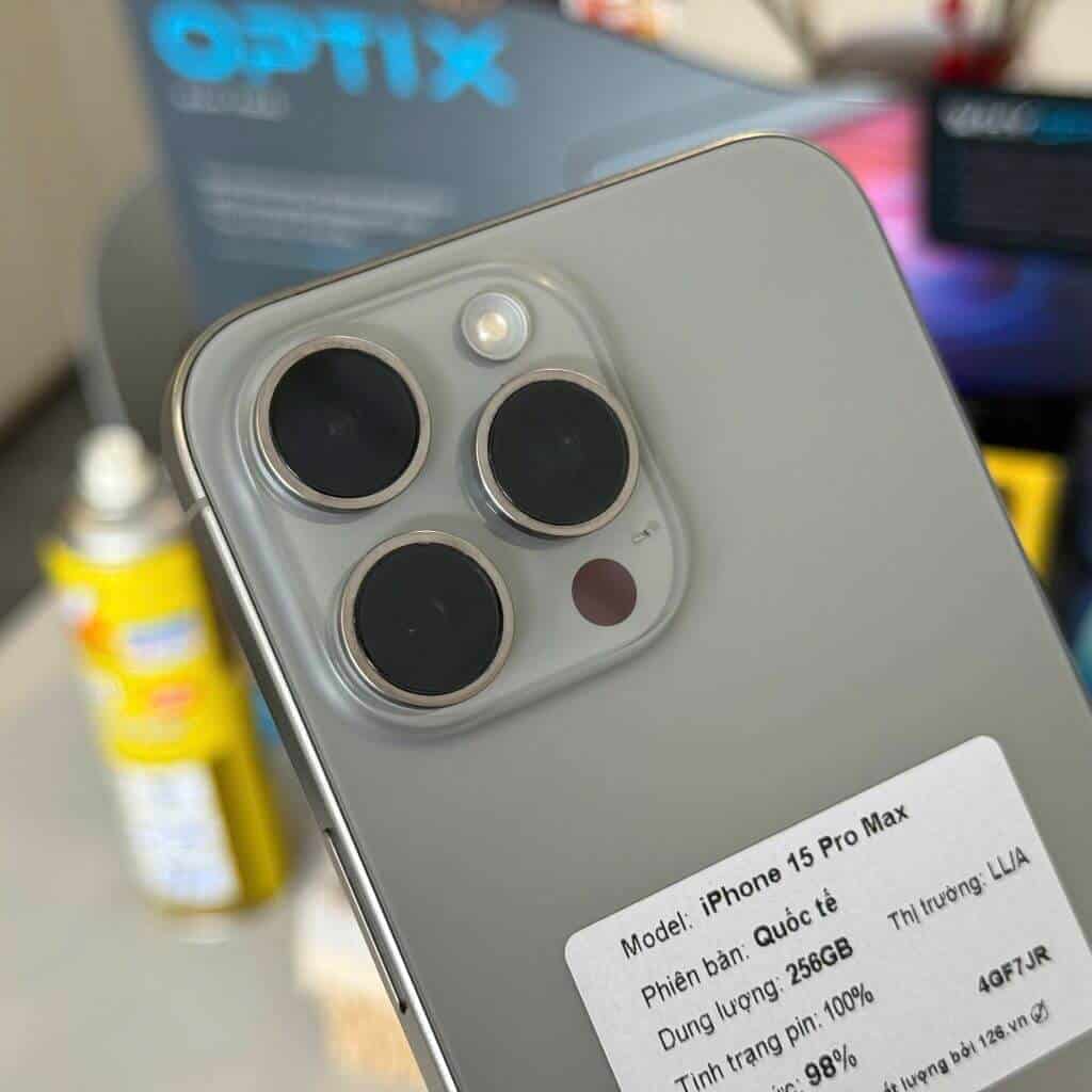 Cận cảnh camera tele 5x và cổng USB-C trên iPhone 15 Pro Max cũ tại 126.vn