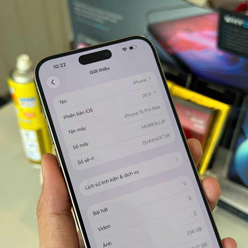 creenshot màn hình Cài đặt Giới thiệu hiển thị model iPhone 15 Pro Max và mã phiên bản