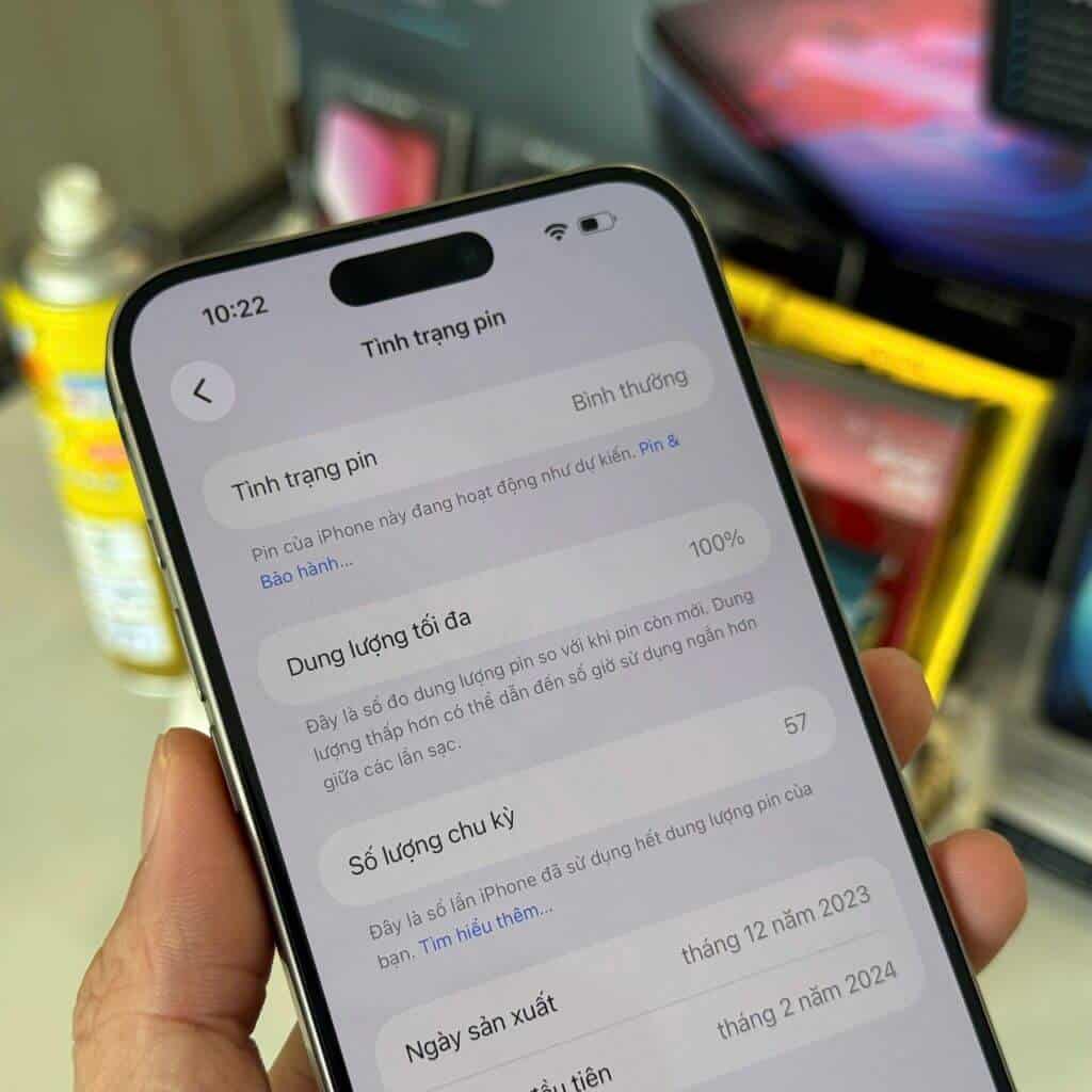 Screenshot màn hình Tình trạng pin trên iPhone 15 Pro Max hiển thị phần trăm và số chu kỳ sạc