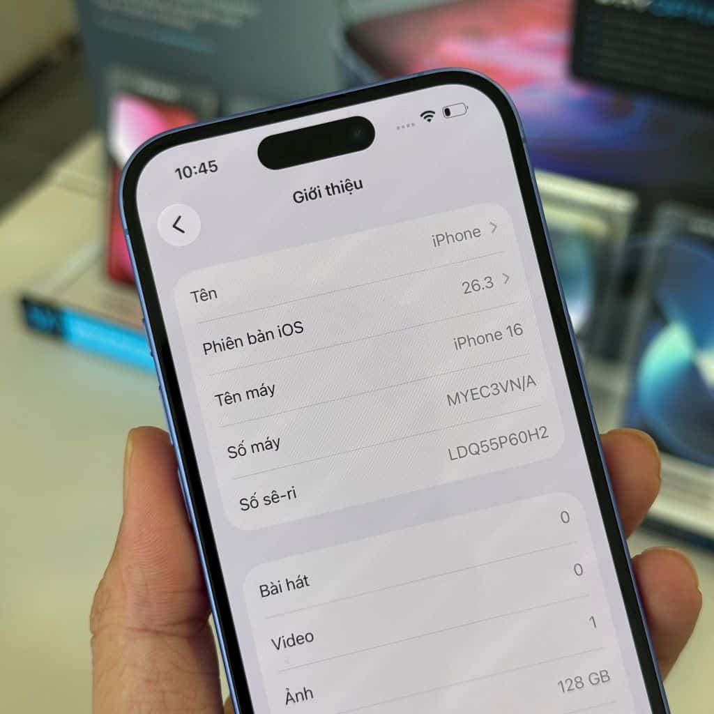 Màn hình Cài đặt → Giới thiệu hiển thị mã phiên bản và số sê-ri iPhone 16 cũ tại 126.vn
