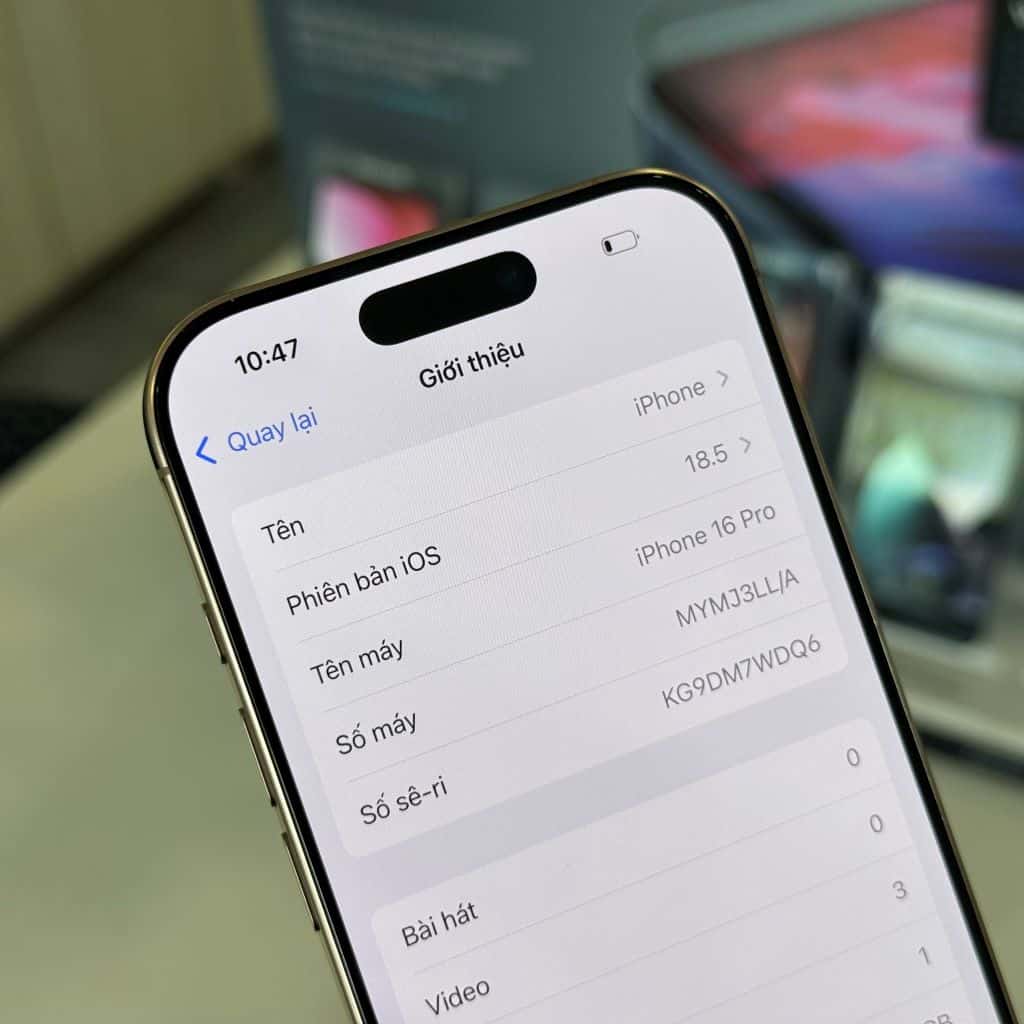 Màn hình Cài đặt → Giới thiệu hiển thị mã phiên bản và số sê-ri iPhone 16 Pro cũ tại 126.vn