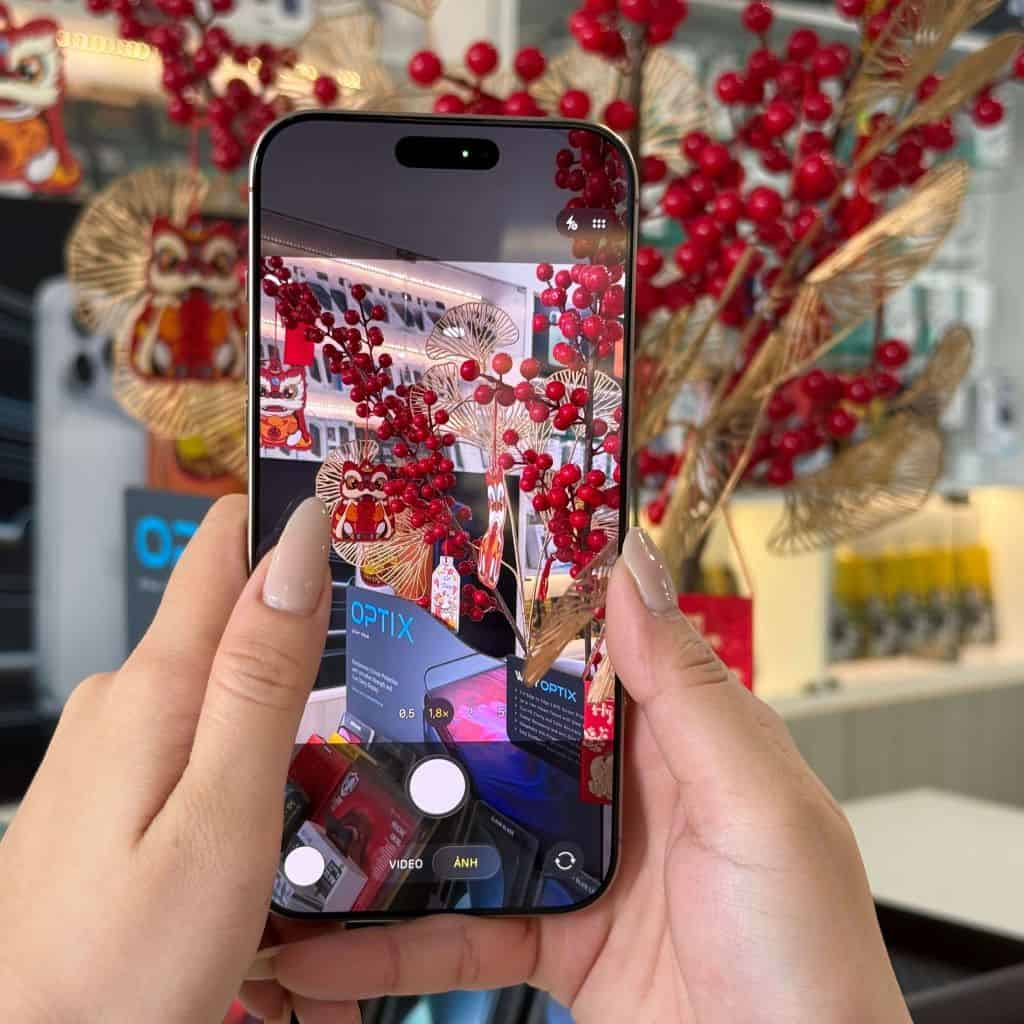 Khách hàng thử camera iPhone 16 Pro Max cũ tại cửa hàng 126.vn Vĩnh Long 
