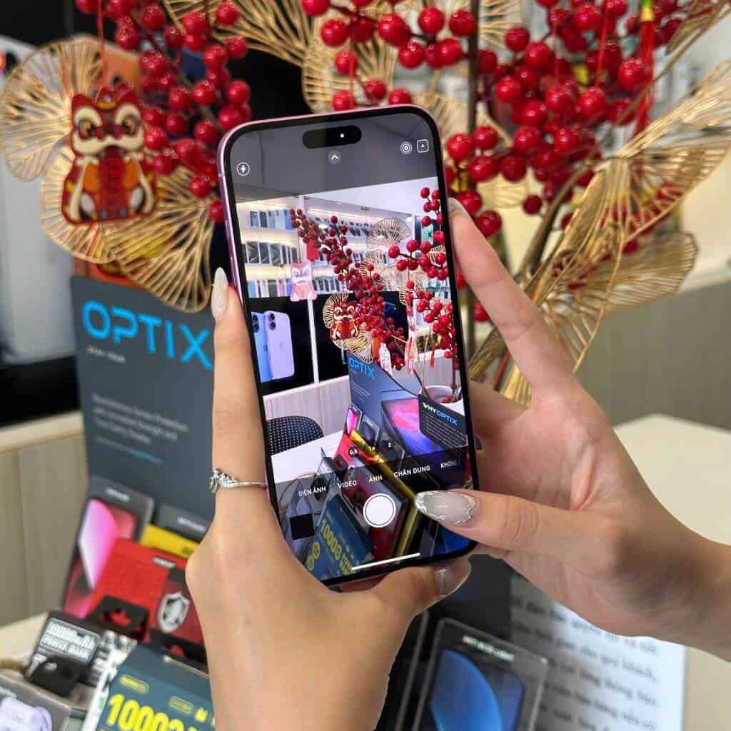 Khách hàng đang kiểm tra iPhone 16 Plus cũ tại cửa hàng 126.vn Vĩnh Long