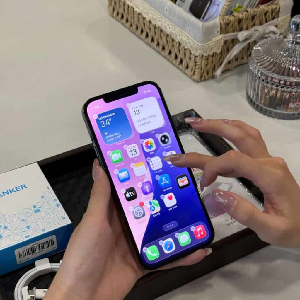 Khách hàng kiểm tra iPhone 12 Pro Max cũ tại cửa hàng 126.vn Vĩnh Long trước khi mua