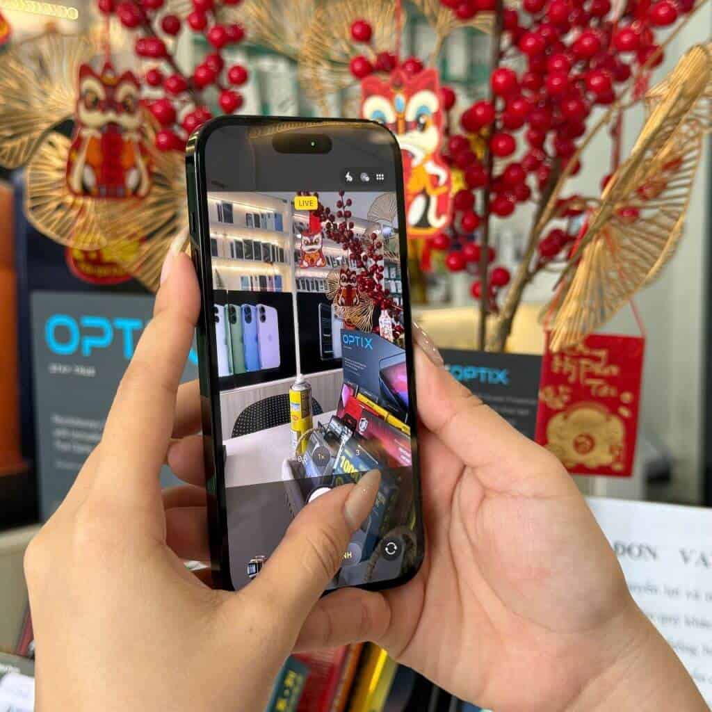 Khách hàng kiểm tra iPhone 14 Pro cũ tại cửa hàng 126.vn Vĩnh Long