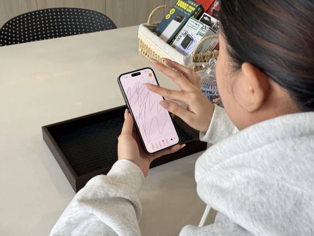 Khách hàng đang kiểm tra iPhone 14 Pro Max cũ tại cửa hàng 126.vn Vĩnh Long