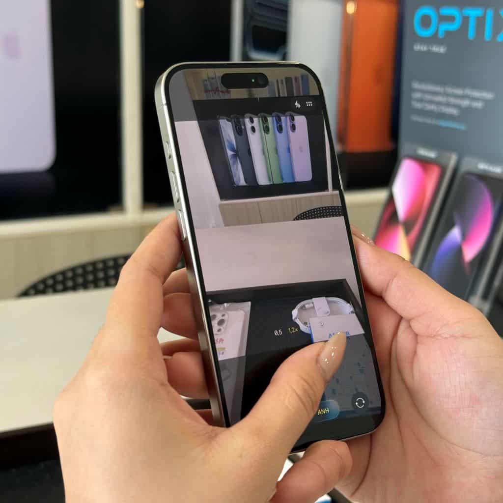 Khách hàng kiểm tra iPhone 15 Pro cũ trực tiếp tại cửa hàng 126.vn Vĩnh Long trước khi mua