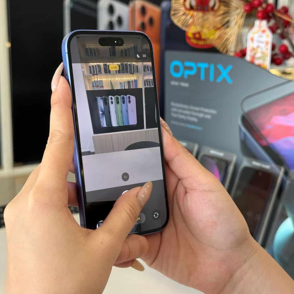 Khách hàng kiểm tra iPhone 16 cũ trực tiếp tại cửa hàng 126.vn Vĩnh Long trước khi mua