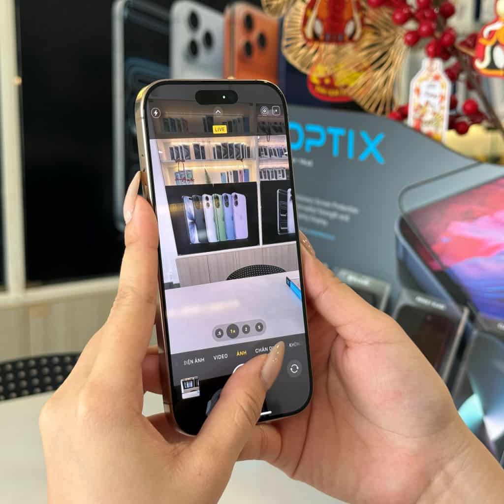 Khách hàng kiểm tra iPhone 16 Pro cũ trực tiếp tại cửa hàng 126.vn Vĩnh Long trước khi mua