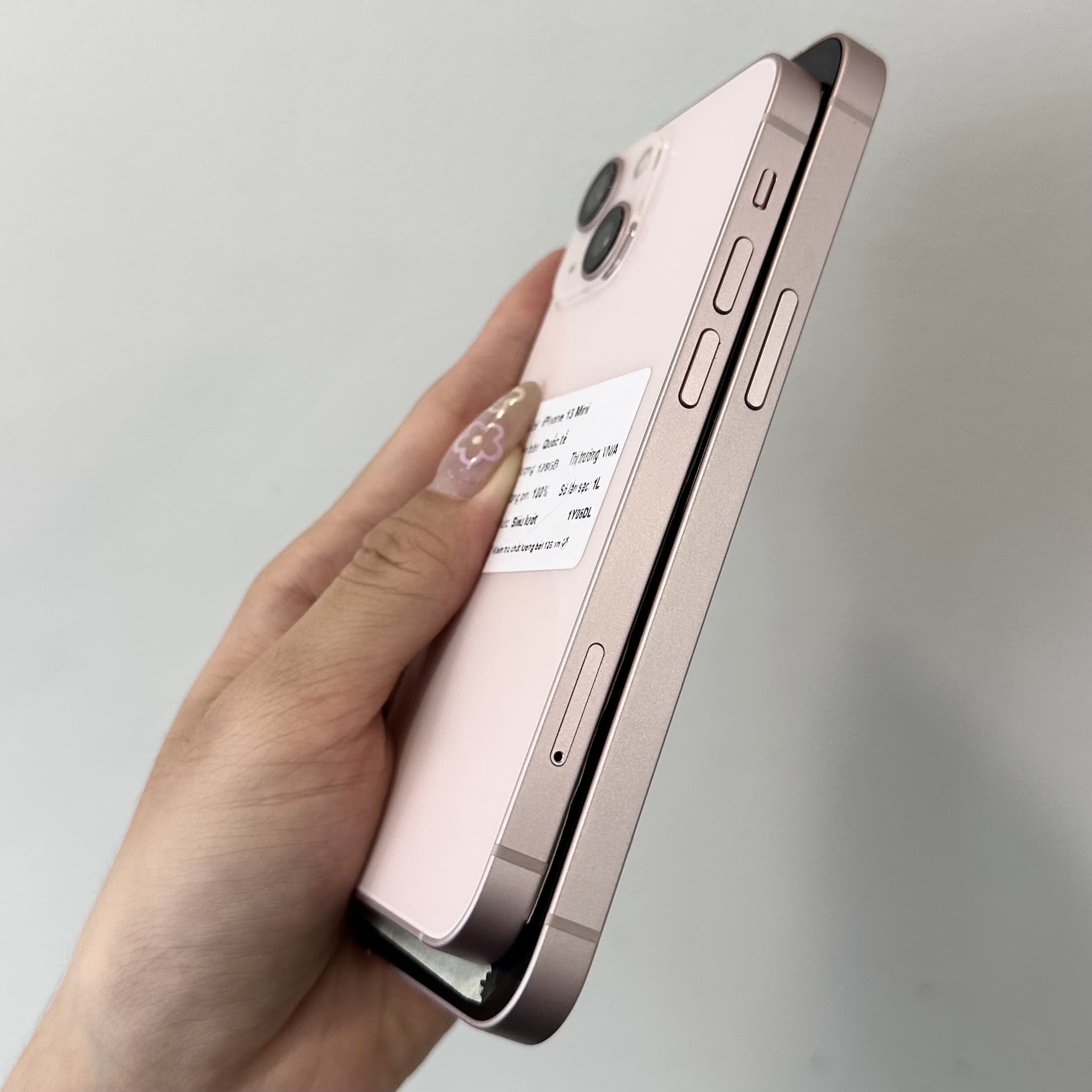 Cạnh viền iPhone 13 mini màu hồng khung phẳng