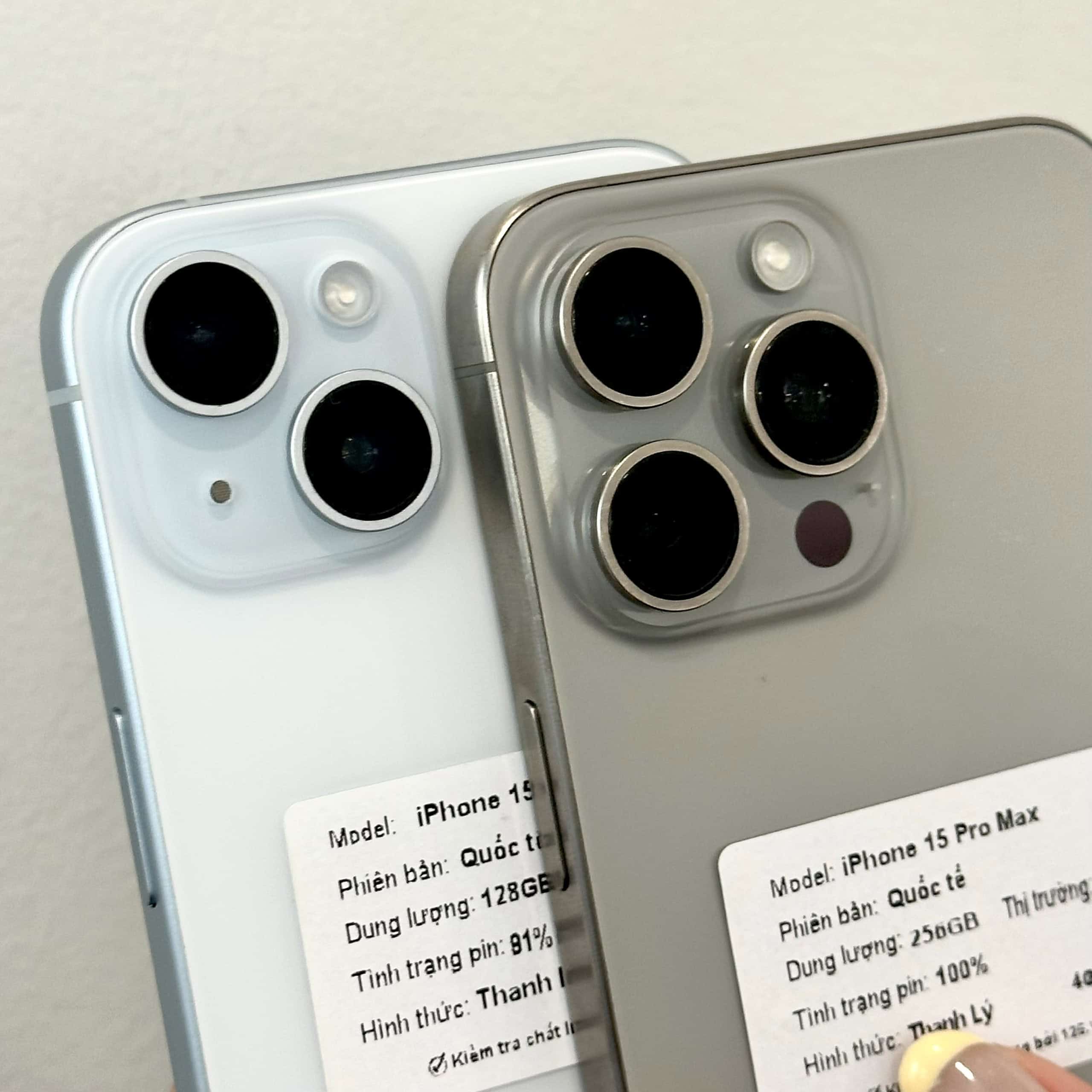 Cận cụm camera iPhone 15 hai ống và 15 Pro Max ba ống