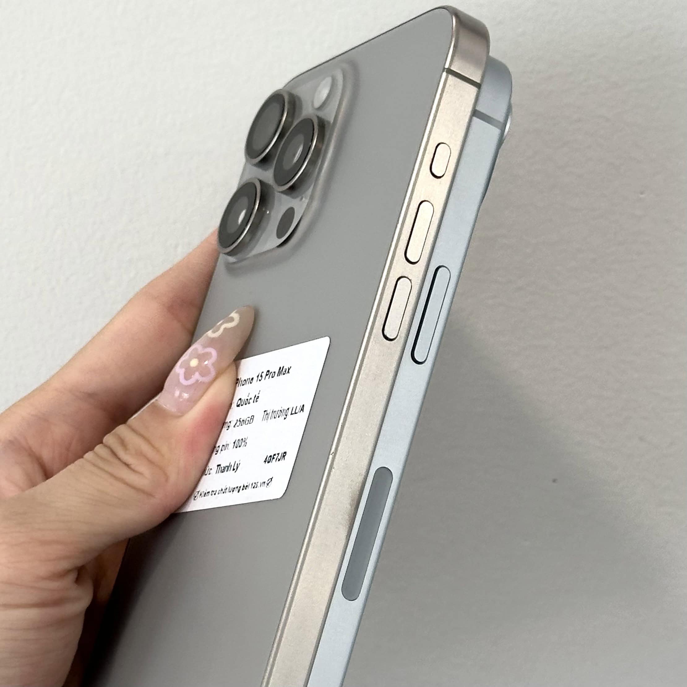 Cạnh viền khung titan iPhone 15 Pro Max