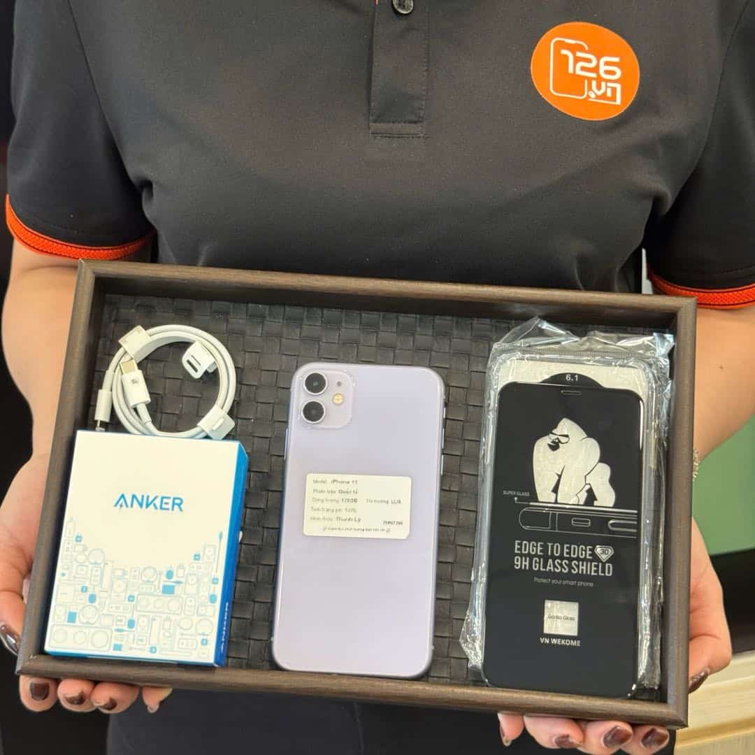 Khách kiểm tra iPhone 11 cũ tại cửa hàng 126.vn Vĩnh Long trước khi mua