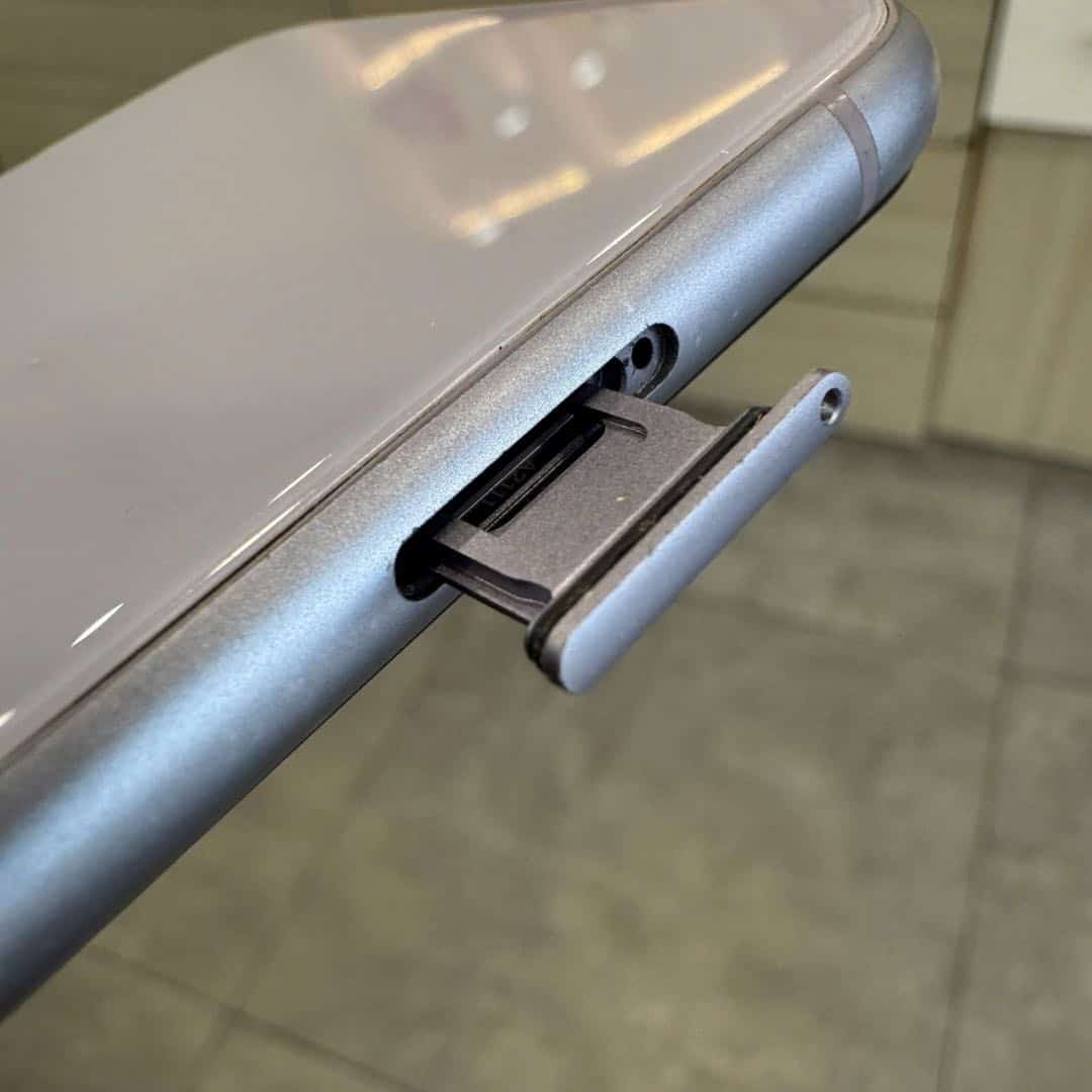 Cận khay SIM rút ra của iPhone 11 cũ để phân biệt bản một SIM và hai SIM tại 126.vn