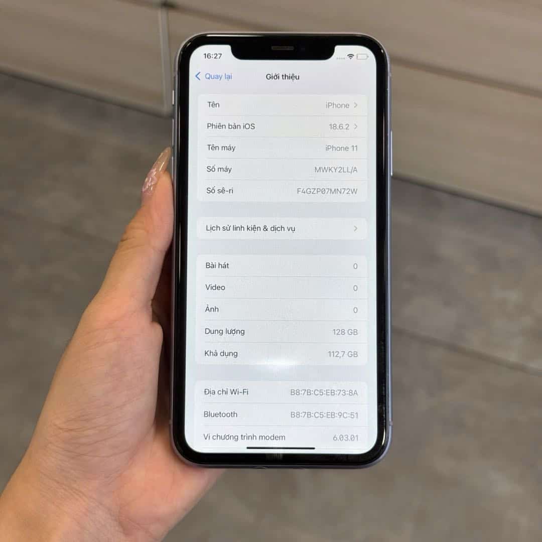 Màn hình Giới thiệu của iPhone 11 cũ hiển thị tên máy và phiên bản tại 126.vn