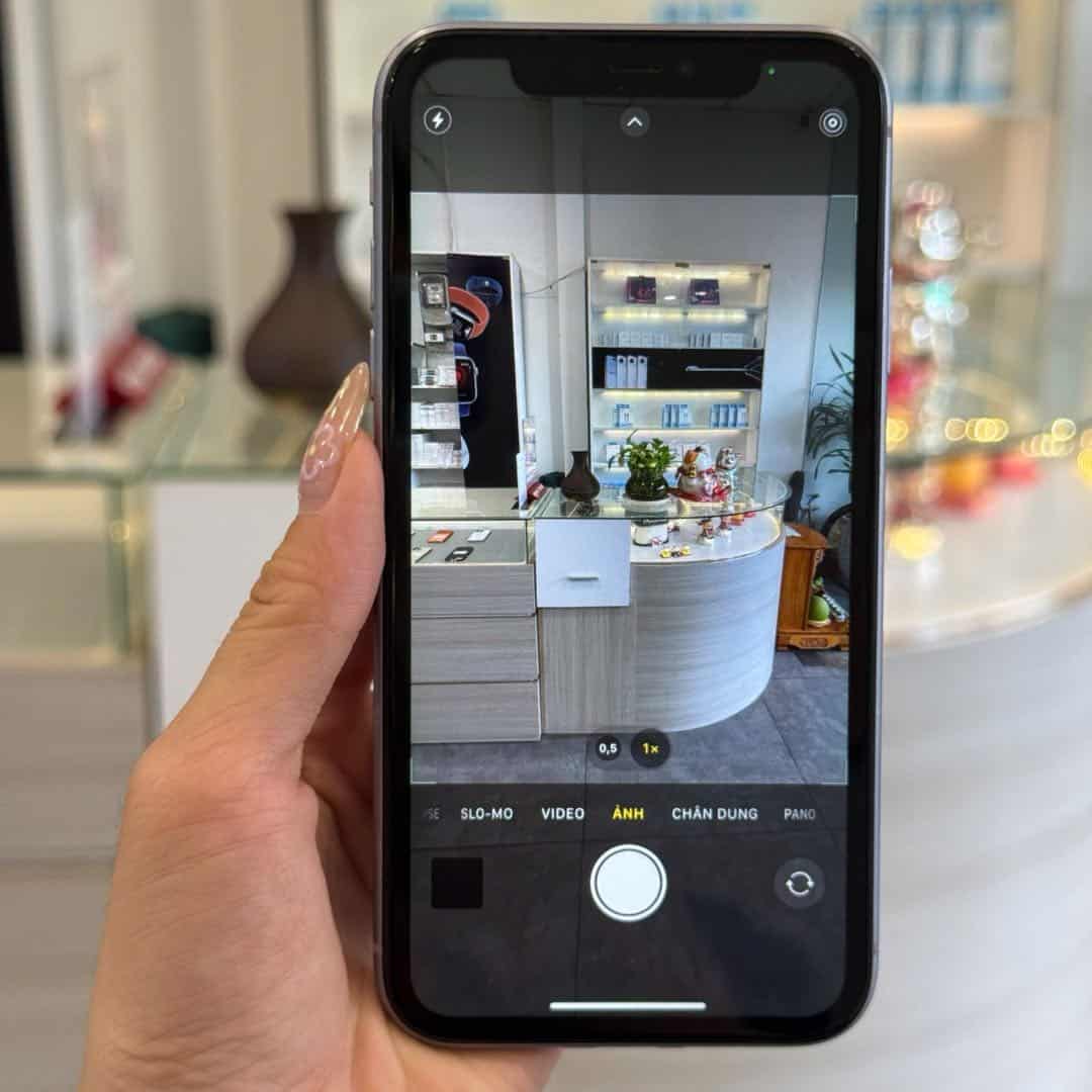 Nhân viên 126.vn mở ứng dụng Camera kiểm tra iPhone 11 cũ tại cửa hàng
