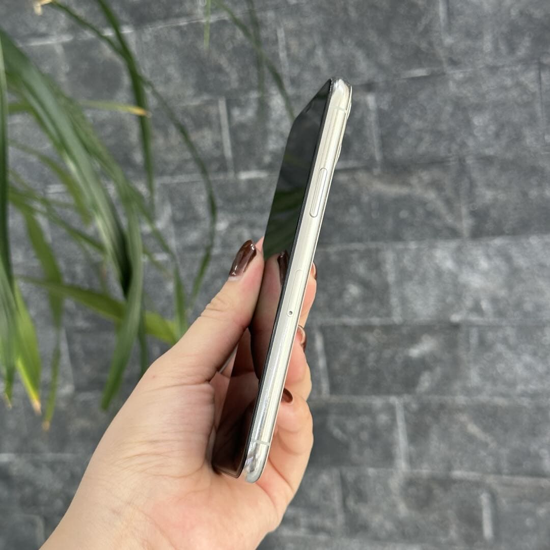 Cạnh máy iPhone 11 Pro cũ với khung thép và khay SIM giúp phân biệt phiên bản tại 126.vn