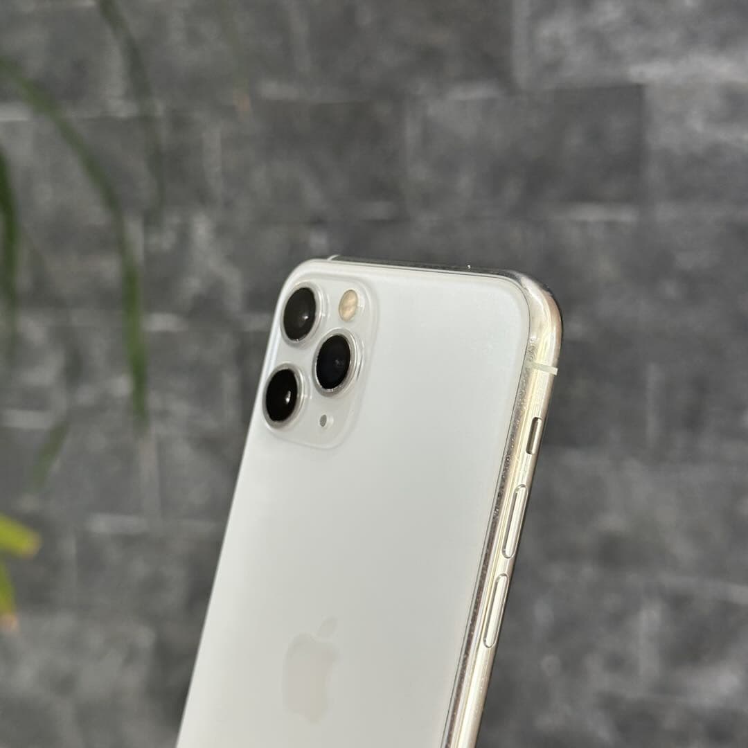 Cận cụm ba camera kèm ống tele 2x của iPhone 11 Pro cũ màu trắng tại 126.vn