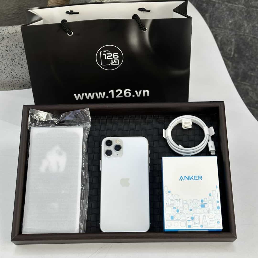Trọn bộ iPhone 11 Pro cũ kèm túi 126.vn, sạc Anker và ốp lưng khi nhận máy tại Vĩnh Long