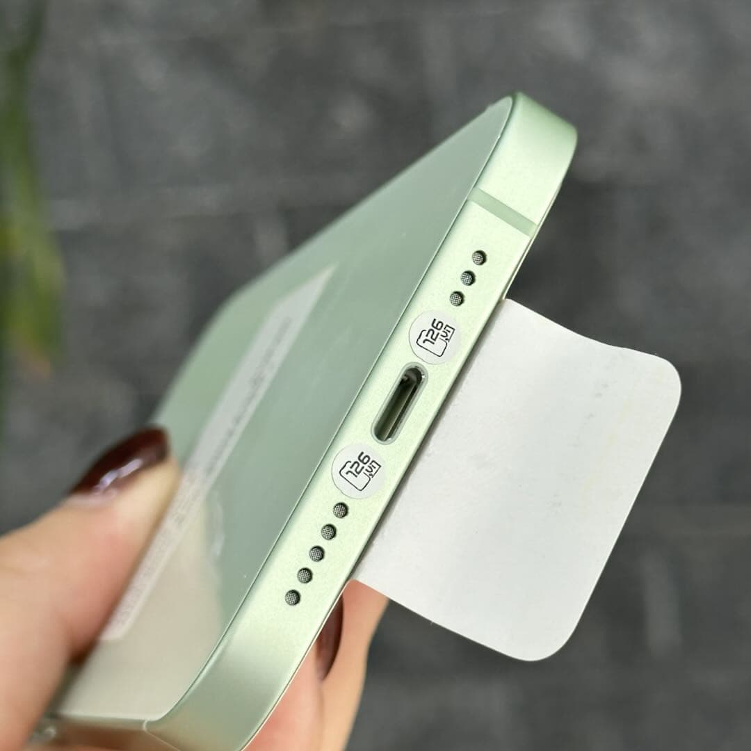 Cận cạnh đáy iPhone 12 cũ với cổng sạc Lightning kiểm tra cổng có lỏng không tại 126.vn