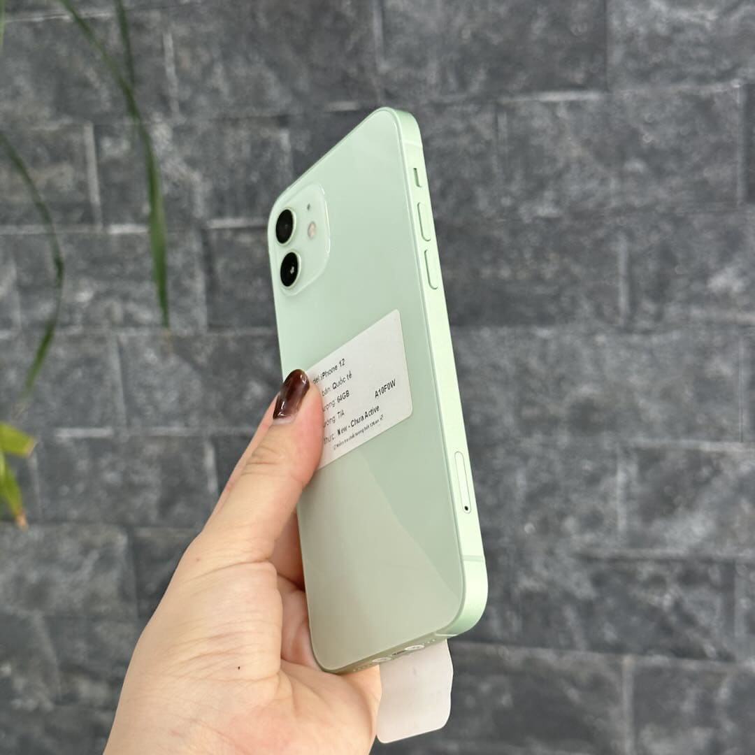 Cạnh máy iPhone 12 cũ với khung nhôm cạnh vuông và khay SIM tại 126.vn