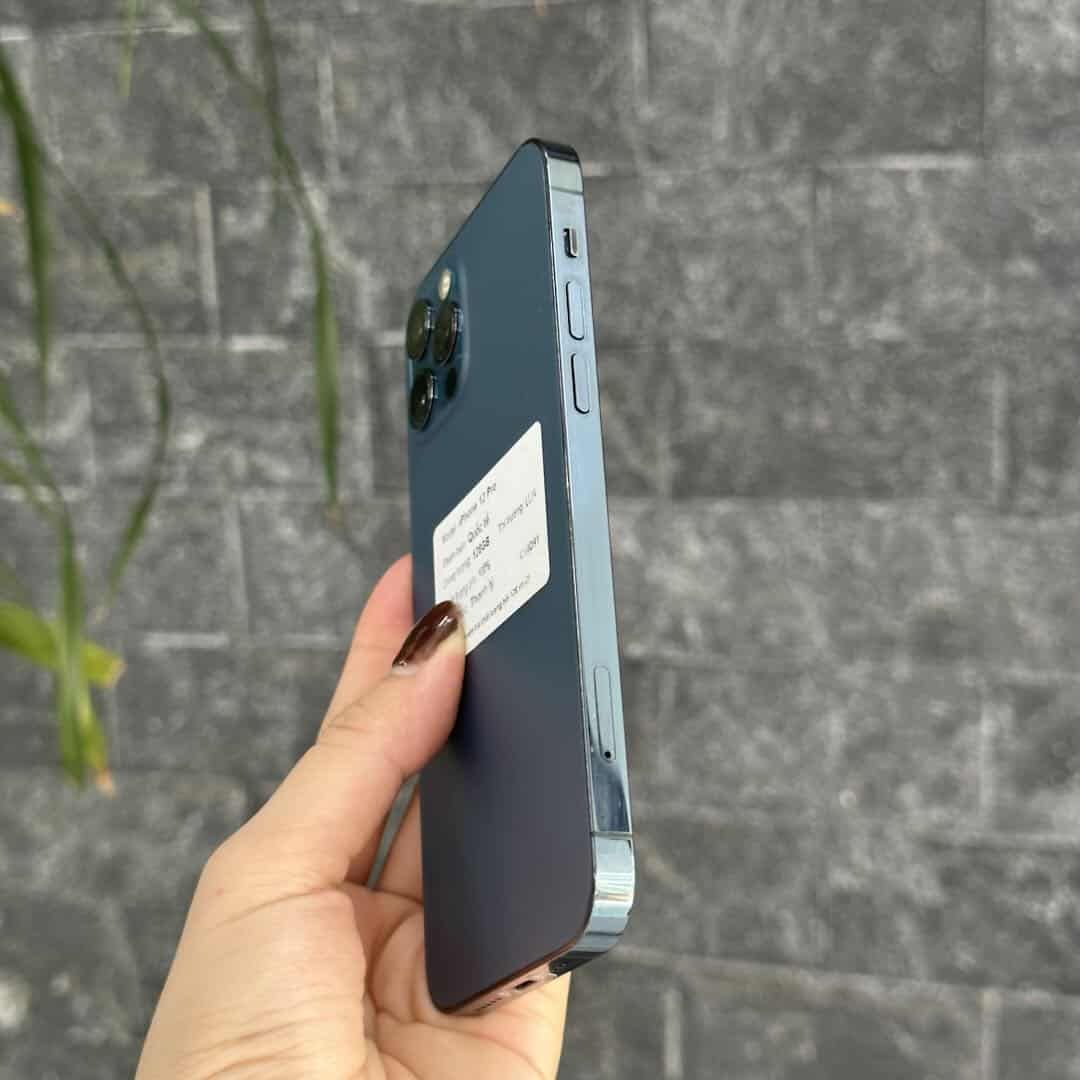 Cạnh máy iPhone 12 Pro cũ với khung thép và khay SIM giúp phân biệt phiên bản tại 126.vn