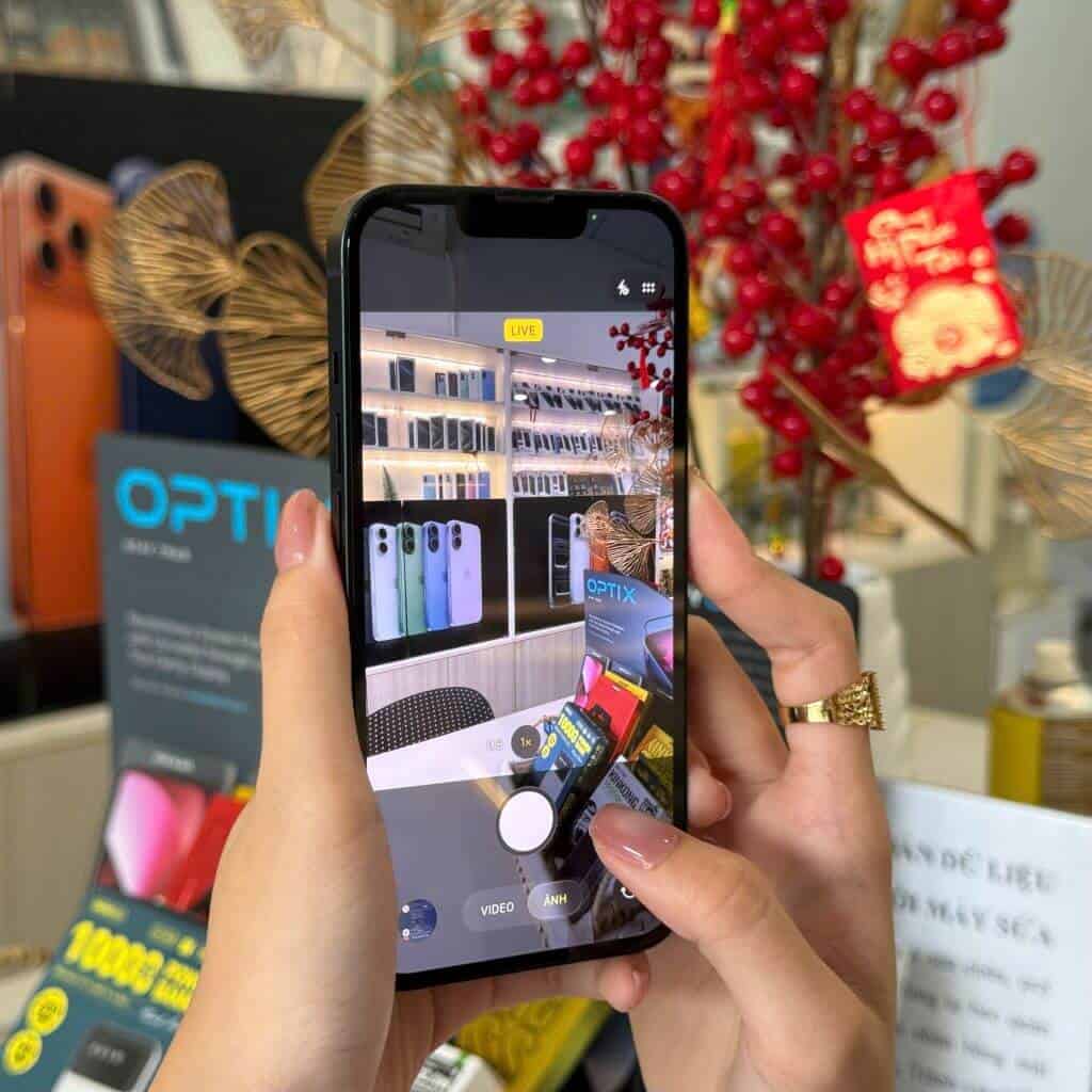 Khách kiểm tra iPhone 13 cũ tại cửa hàng 126.vn Vĩnh Long