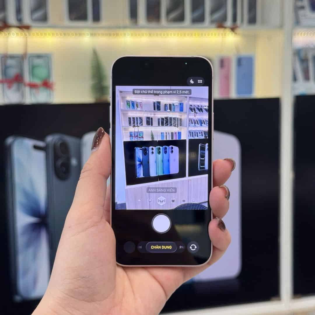 Khách thử iPhone 13 mini cũ nhỏ gọn một tay tại cửa hàng 126.vn Vĩnh Long