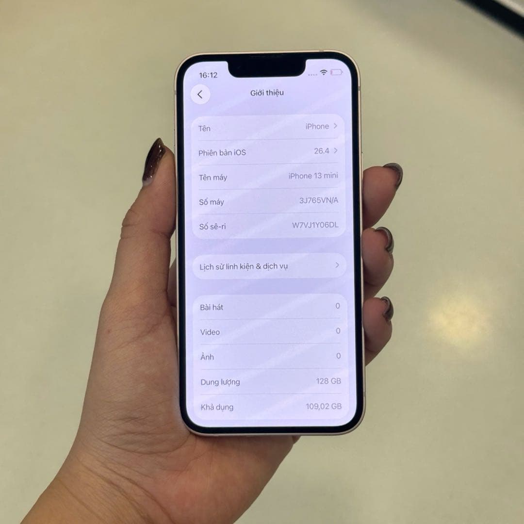 Màn hình Giới thiệu của iPhone 13 mini cũ hiển thị tên máy và phiên bản tại 126.vn