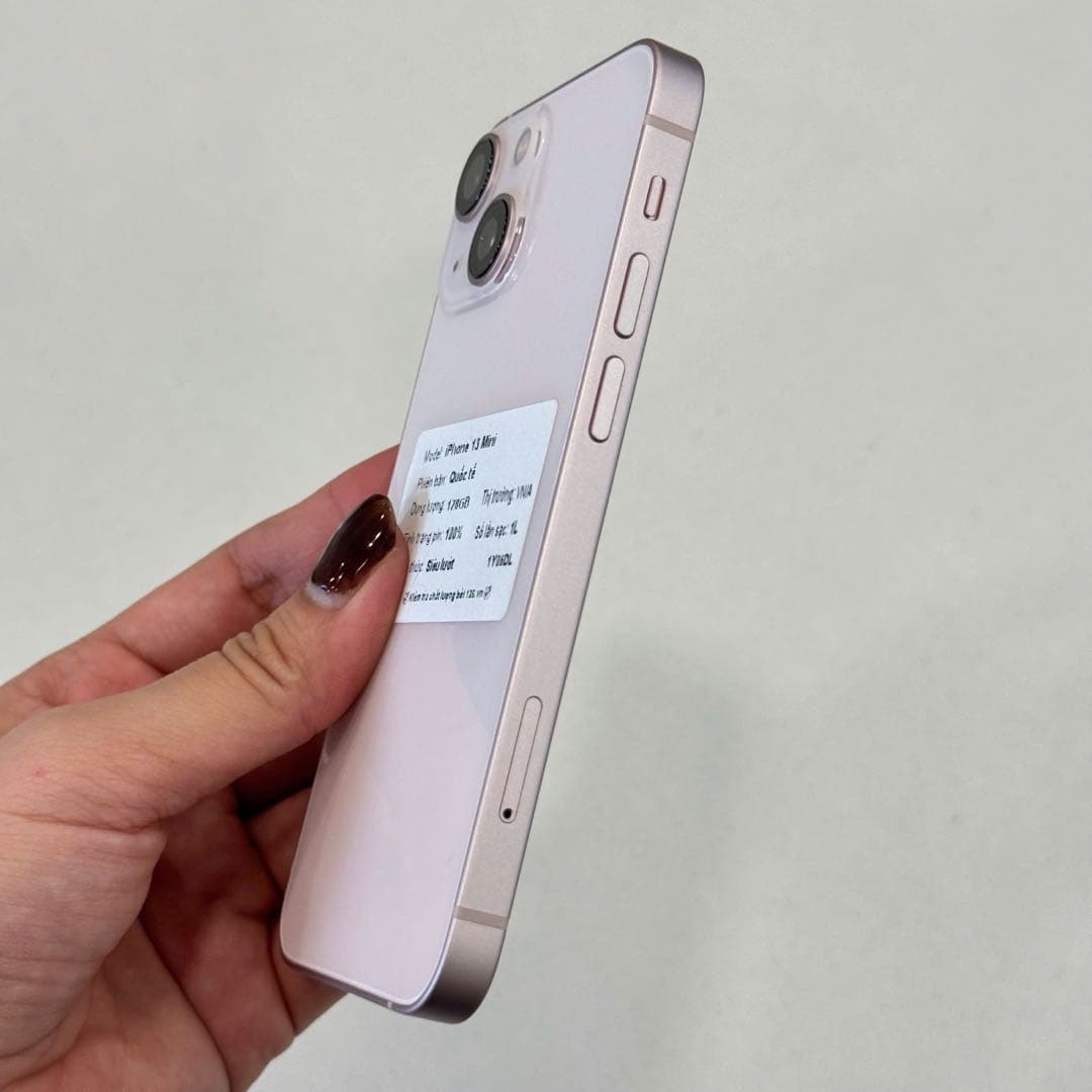 iPhone 13 mini cũ cầm trên tay cho thấy thân máy nhỏ gọn 5.4 inch tại 126.vn