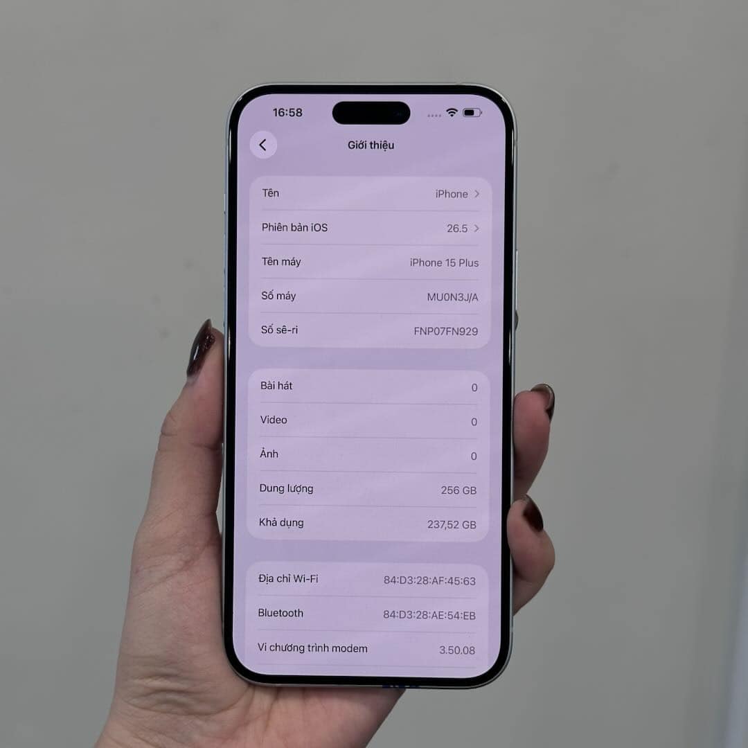 Màn hình Giới thiệu của iPhone 15 Plus cũ hiển thị tên máy và phiên bản tại 126.vn