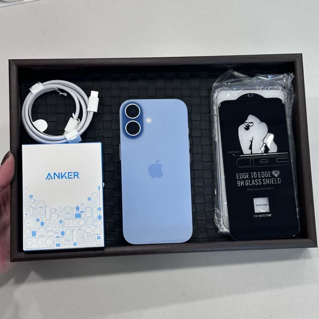 Cận cạnh viền iPhone 17 cho thấy nút bấm và cụm camera tại 126.vn