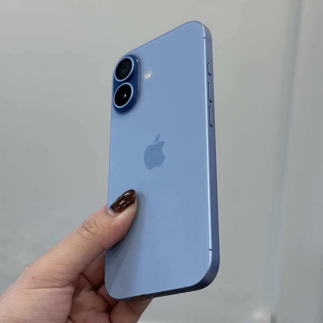 Cận cụm camera mặt lưng iPhone 17 mist blue tại 126.vn