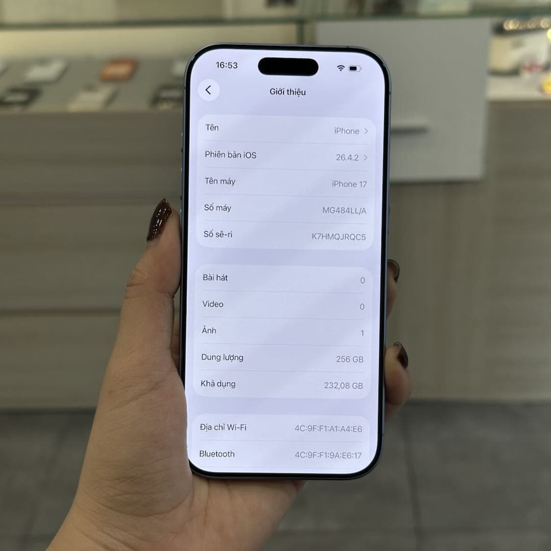 Màn hình Giới thiệu của iPhone 17 hiển thị tên máy iPhone 17 và phiên bản tại 126.vn