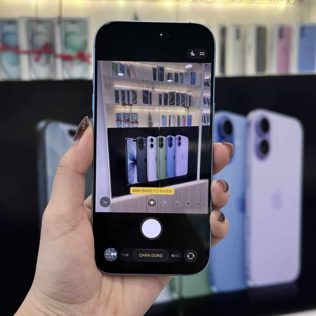 Khách thử iPhone 17 lướt tại cửa hàng 126.vn Vĩnh Long trước khi mua