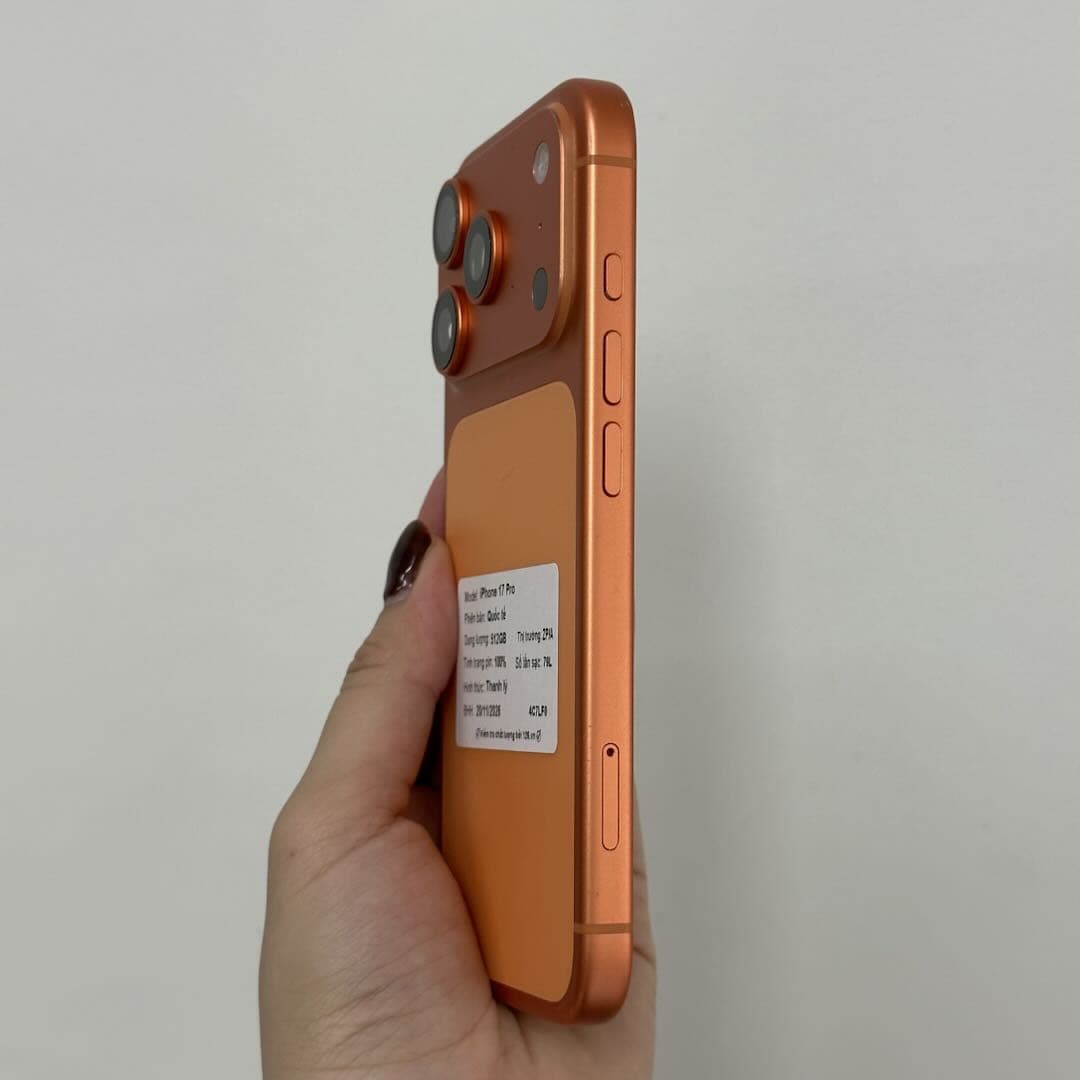 Cạnh máy iPhone 17 Pro cũ cho thấy khay SIM và nút bấm để phân biệt phiên bản tại 126.vn