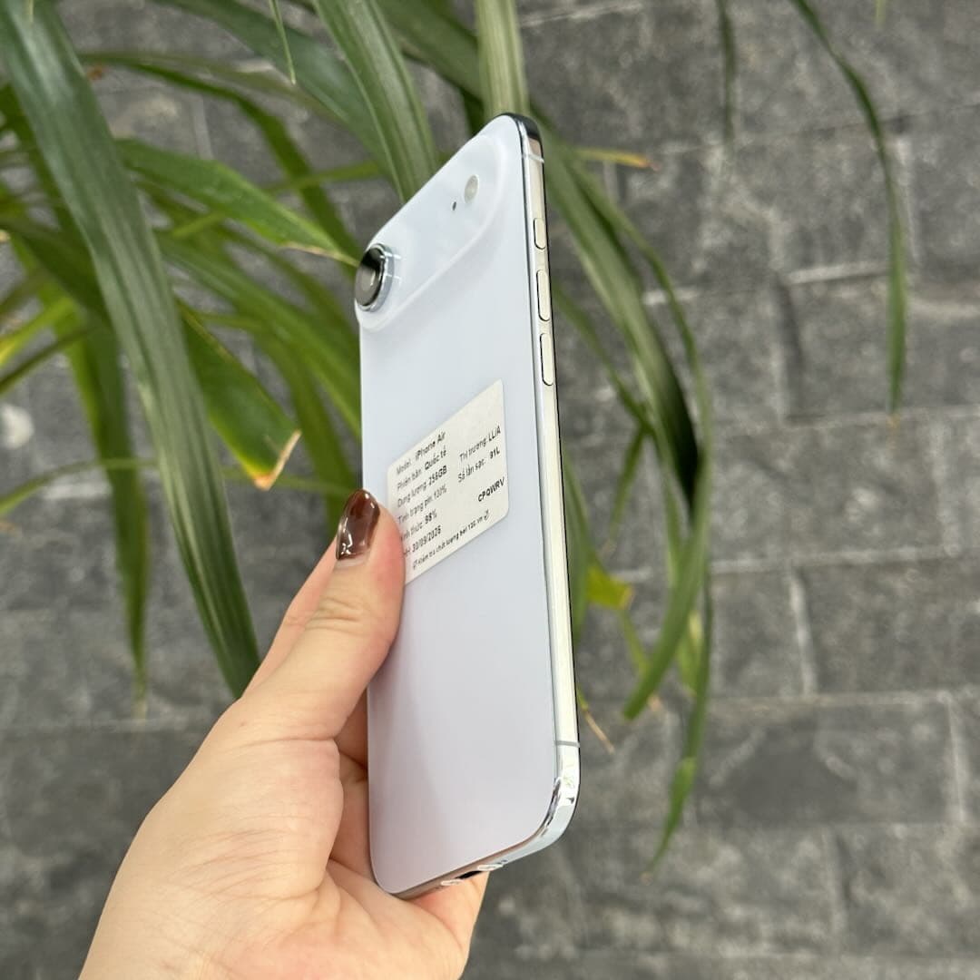 Cạnh iPhone Air cũ nhìn nghiêng cho thấy thân máy siêu mỏng tại 126.vn