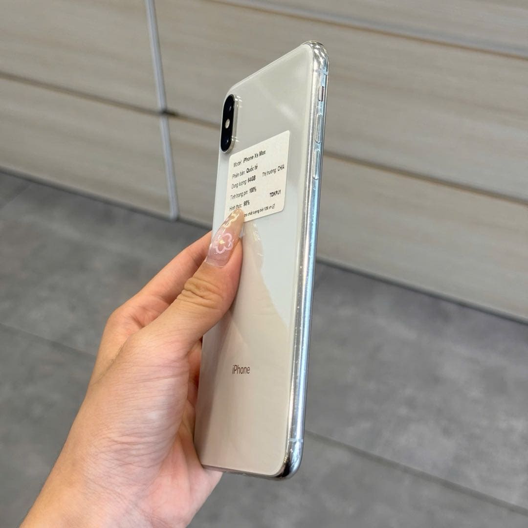 Cận cạnh viền iPhone XS Max cũ để soi tình trạng máy tại 126.vn
