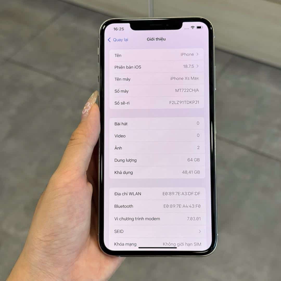 Màn hình Giới thiệu của iPhone XS Max cũ hiển thị tên máy và phiên bản tại 126.vn