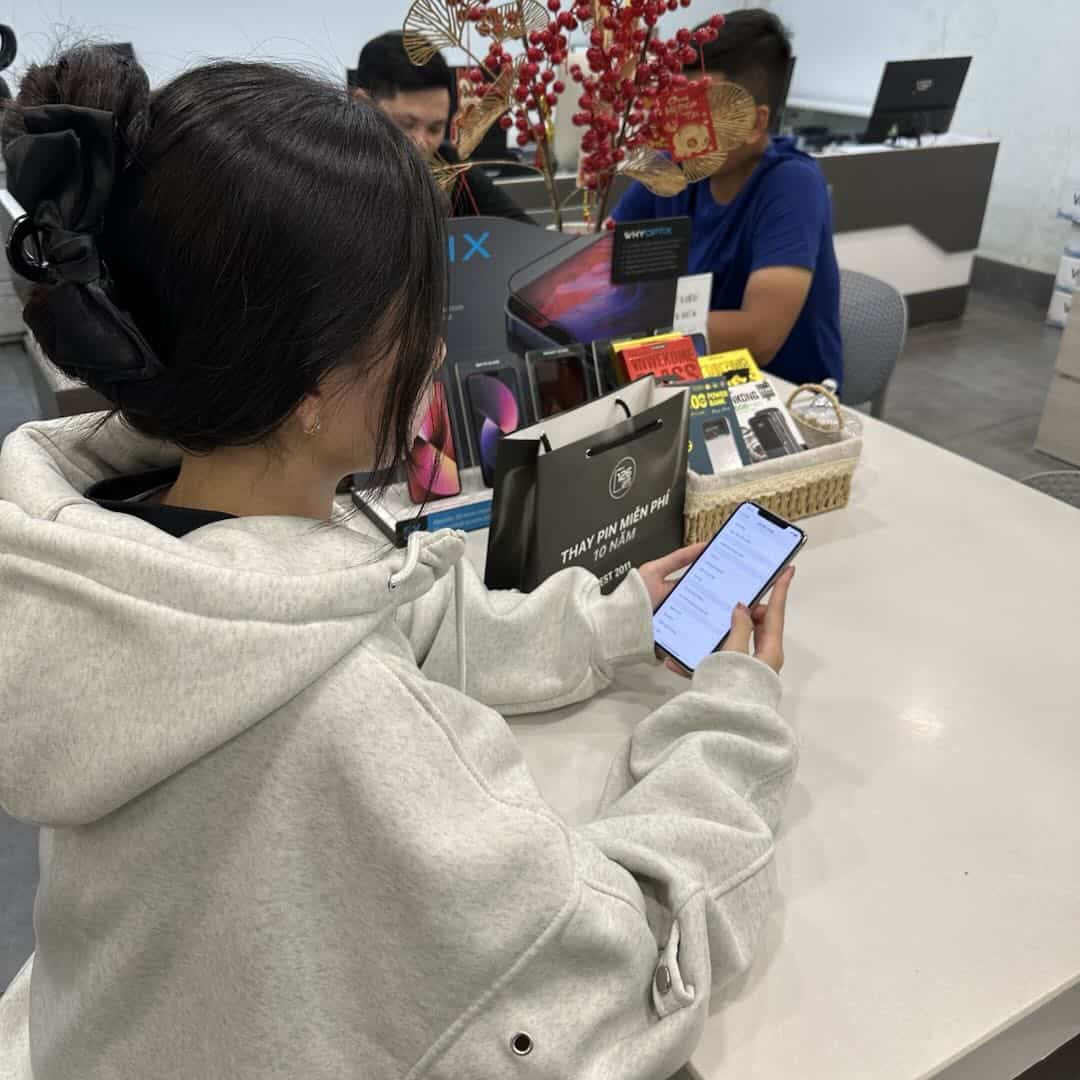 Khách kiểm tra iPhone 11 Pro Max cũ trực tiếp tại cửa hàng 126.vn Vĩnh Long