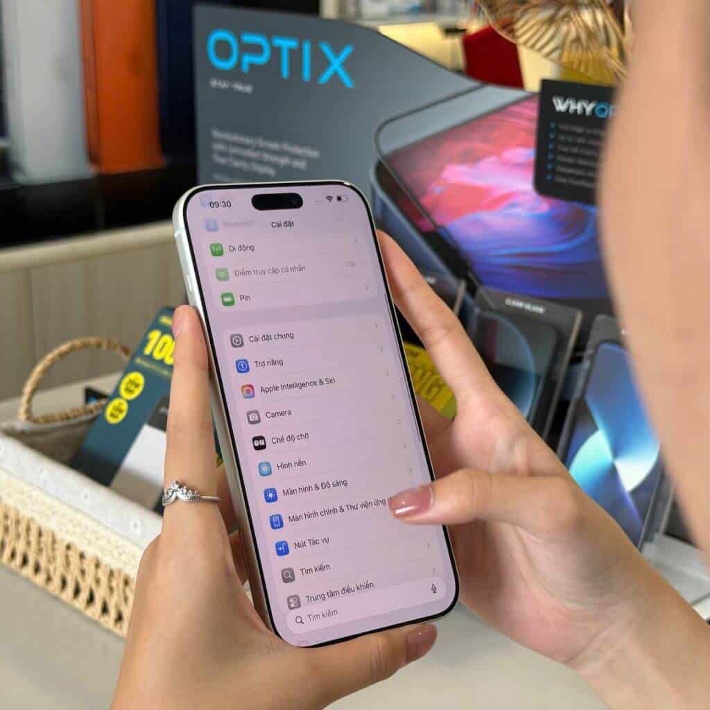 Khách hàng kiểm tra iPhone 17 Pro Max cũ trực tiếp tại cửa hàng 126.vn Vĩnh Long